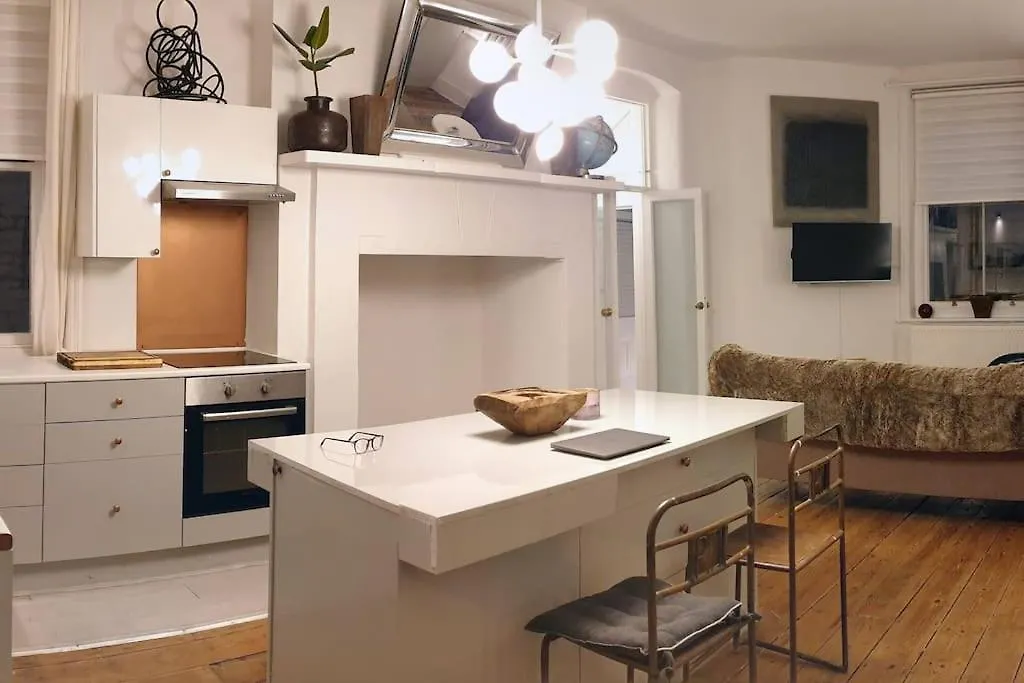 2 Large One Bed , Prime Location And Quiet contacts